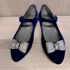 Bonpoint Blue Velvet Buttoned Shoes with Crystal Bows. Size 33 (US 2). NWT